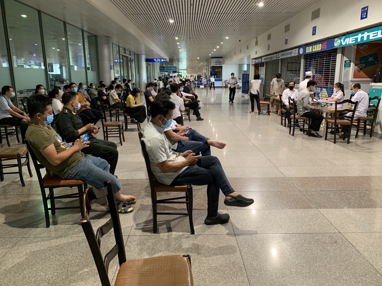 818 cán bộ, nhân viên Cảng hàng không quốc tế Tân Sơn Nhất được tiêm vắc xin phòng Covid-19 - Ảnh 2.