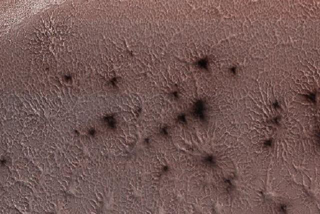 Bí ẩn 20 năm về “những con nhện khổng lồ” trên bề mặt sao Hỏa cuối cùng đã được giải đáp - Ảnh 1.