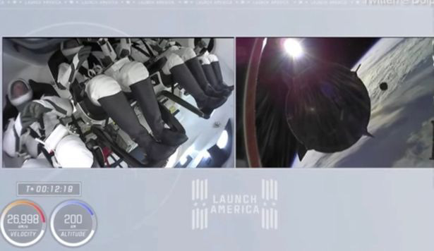 Tàu vũ trụ SpaceX suýt va chạm với các mảnh rác vũ trụ trước khi chạm trán UFO - Ảnh 2.