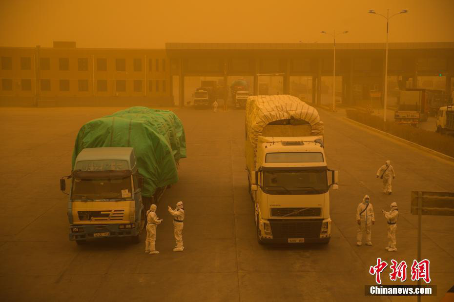 Bão cát 'nuốt chửng' thị trấn ở Trung Quốc - Ảnh 4.