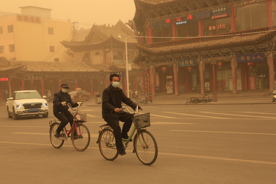 Bão cát 'nuốt chửng' thị trấn ở Trung Quốc - Ảnh 7.