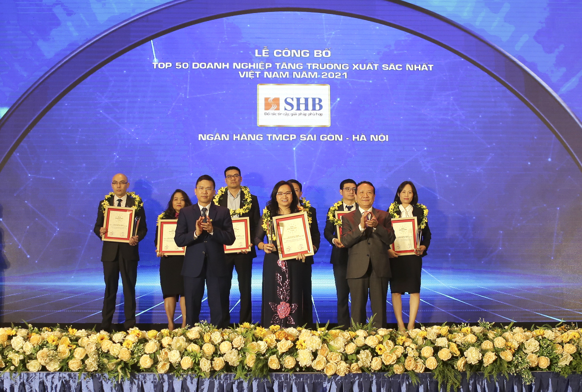 SHB tiếp tục được vinh danh Top 50 doanh nghiệp tăng trưởng xuất sắc nhất Việt Nam  - Ảnh 1.
