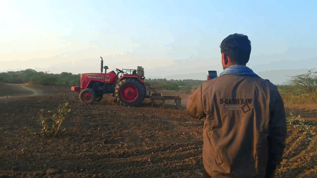Mày mò trên Internet, trai trẻ 19 tuổi chế tạo máy kéo nông nghiệp điều khiển từ xa khiến cả làng sửng sốt - Ảnh 3.