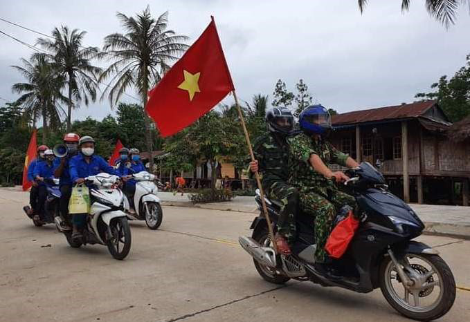 Đặc nhiệm biên phòng cùng chó nghiệp vụ tuần tra xuyên đêm, lập vành đai 3 lớp phòng chống Covid-19 - Ảnh 8.