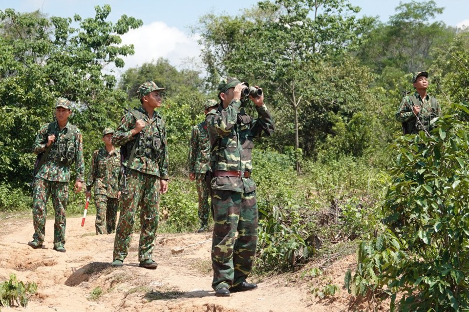 Đặc nhiệm biên phòng cùng chó nghiệp vụ tuần tra xuyên đêm, lập vành đai 3 lớp phòng chống Covid-19 - Ảnh 5.