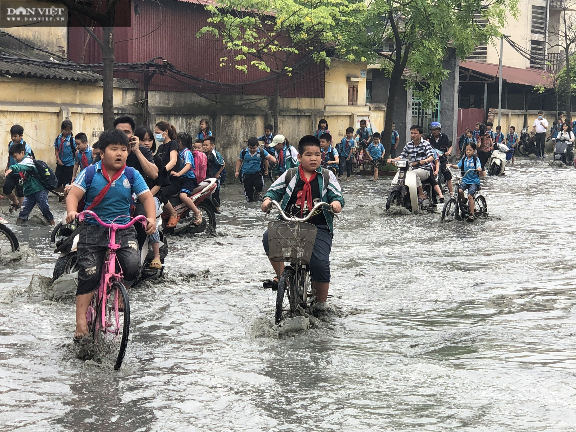 Bắc Ninh: Làng giấy Phong Khê xả thẳng vào...trường học, hơn 1.400 học sinh nghỉ học để đảm bảo an toàn - Ảnh 2.