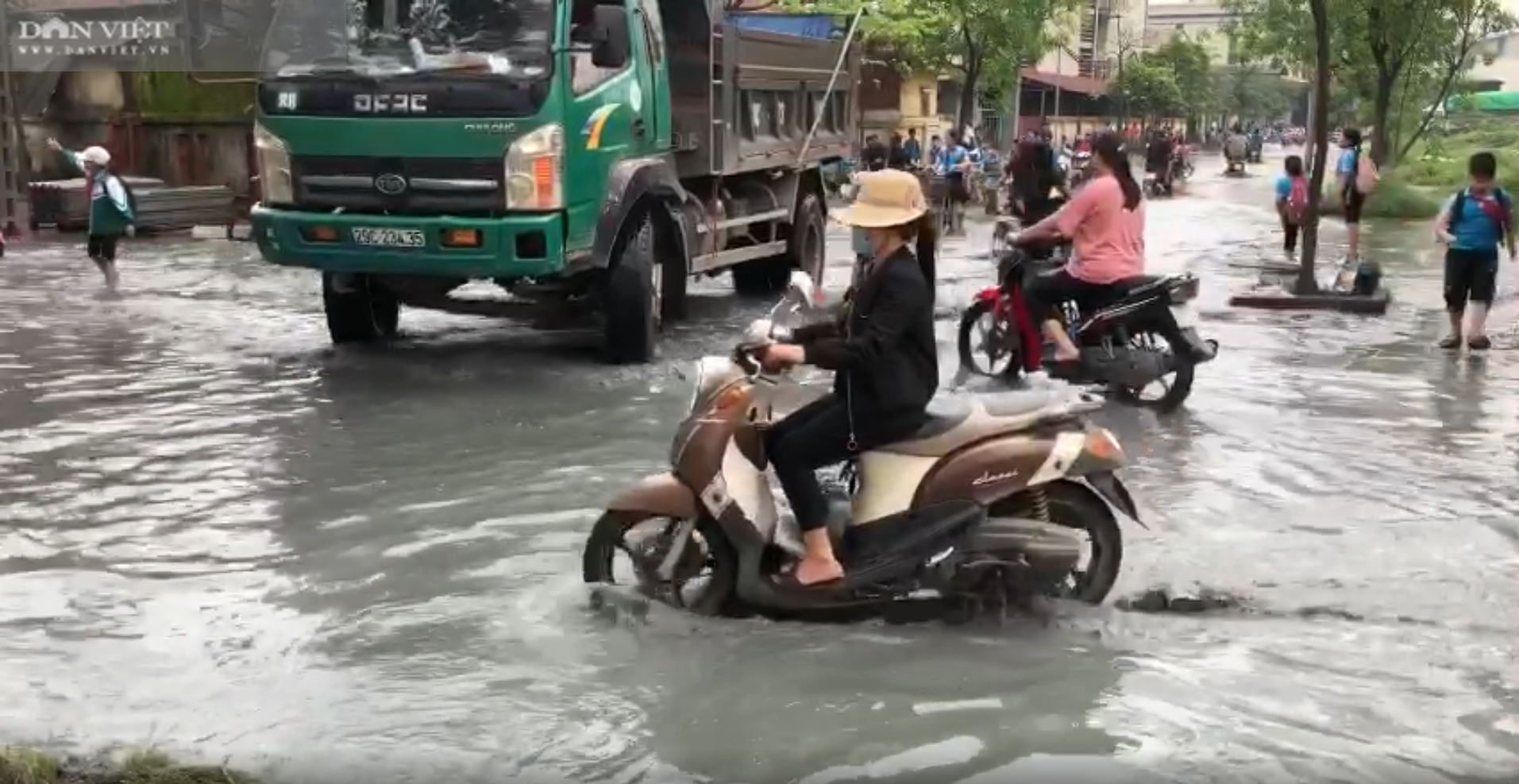 Bắc Ninh: Rùng mình chứng kiến cảnh học sinh chân trần lội nước bùn đen hôi thối ở làng giấy Phong Khê  - Ảnh 4.