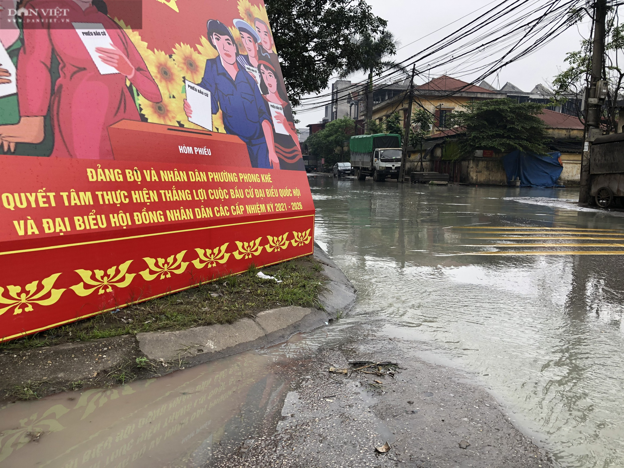 Bắc Ninh: Rùng mình chứng kiến cảnh học sinh chân trần lội nước bùn đen hôi thối ở làng giấy Phong Khê  - Ảnh 1.