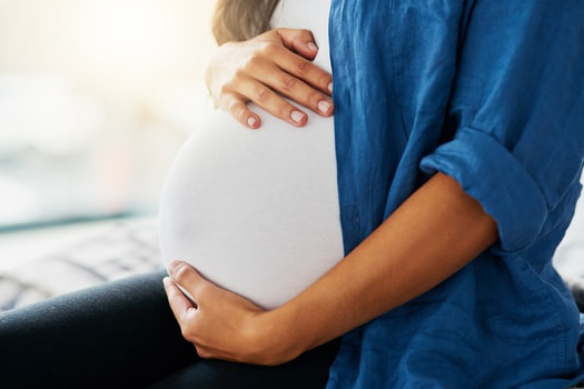 Phụ nữ mang thai nhiễm COVID-19 có nguy cơ tử vong cao hơn - Ảnh 1.