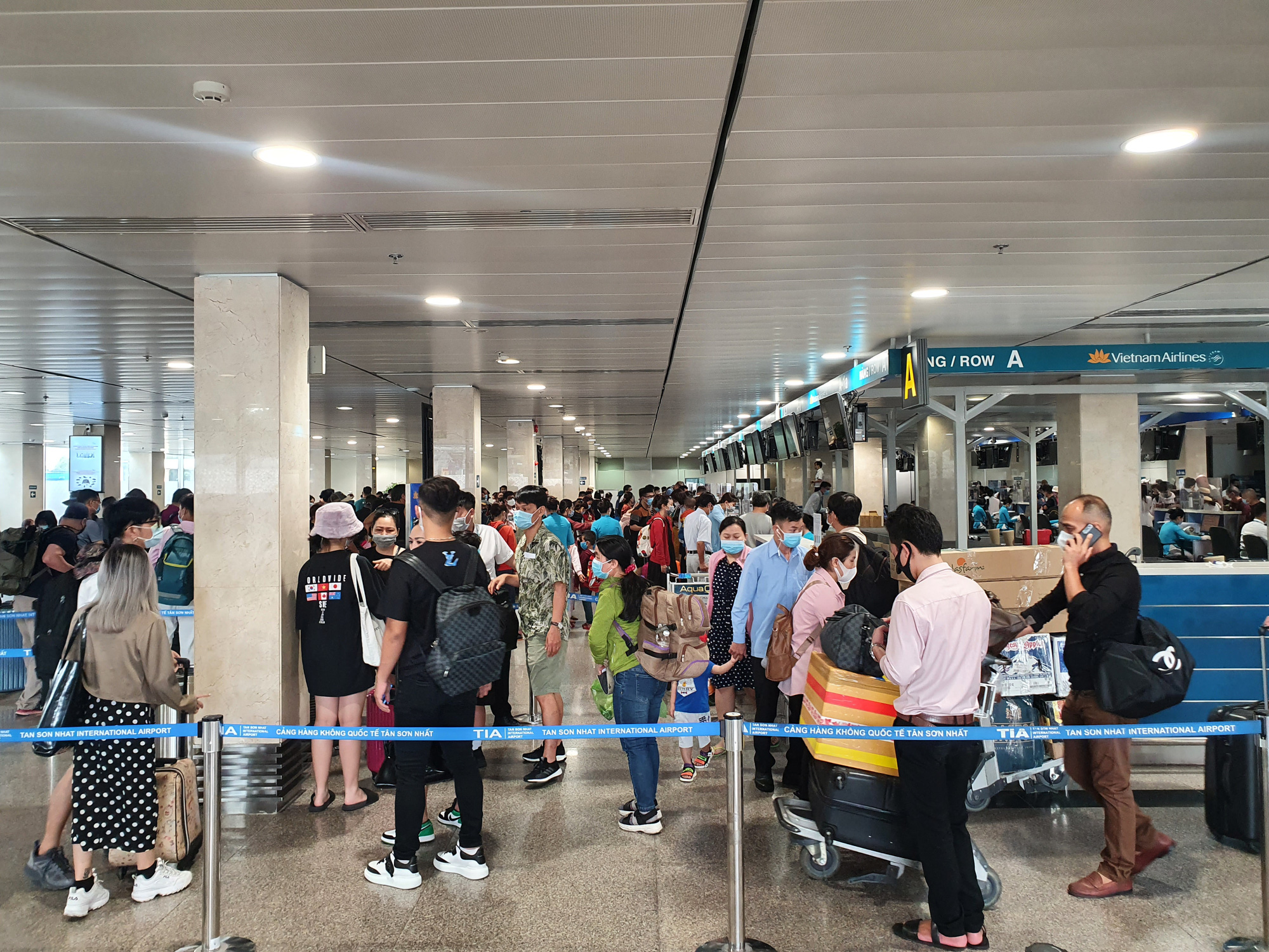 ẢNH: Người dân bắt đầu đổ về sân bay Tân Sơn Nhất về quê, đi du lịch nghỉ lễ 30/4 - Ảnh 1.