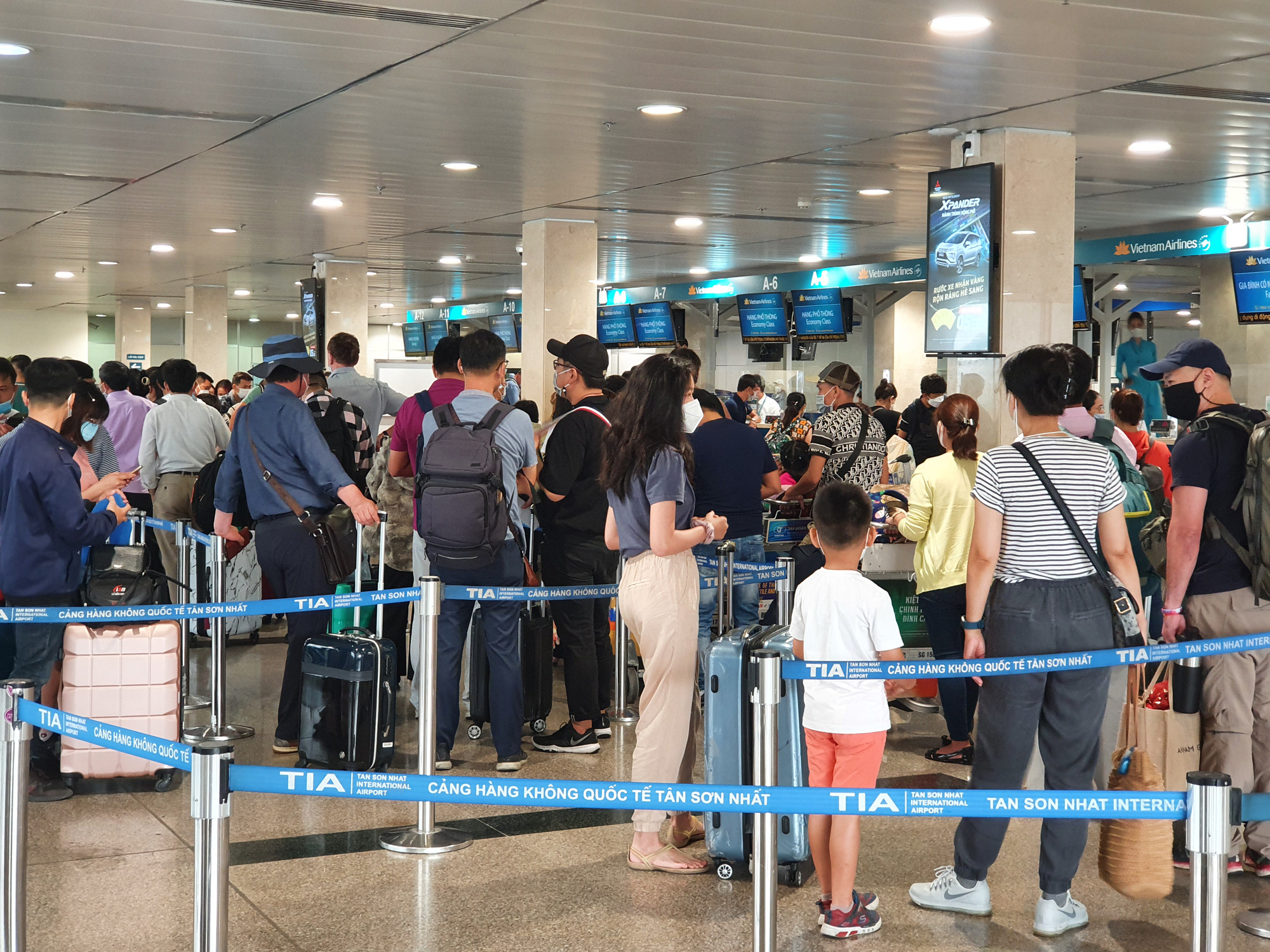 ẢNH: Người dân bắt đầu đổ về sân bay Tân Sơn Nhất về quê, đi du lịch nghỉ lễ 30/4 - Ảnh 5.