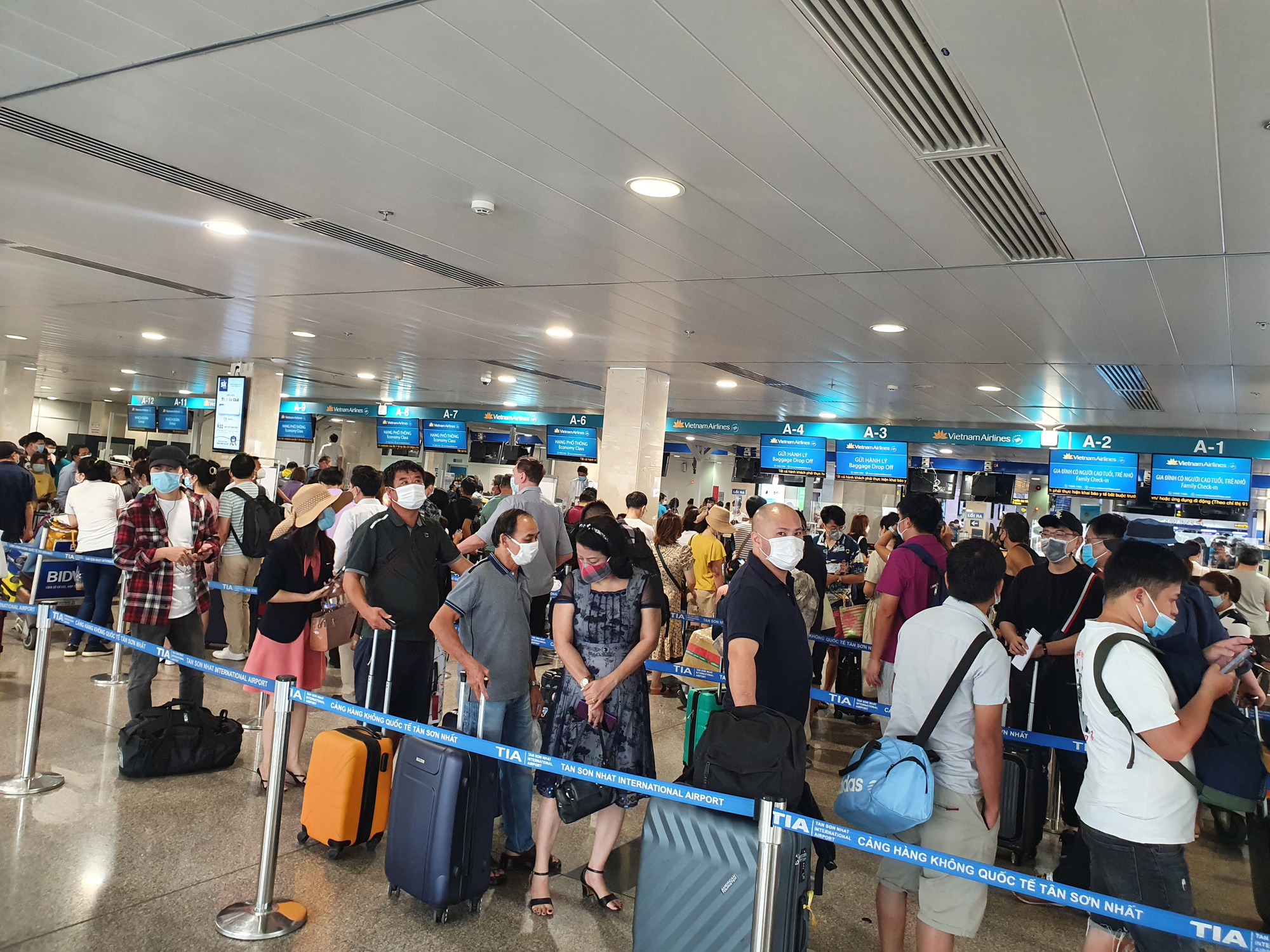 ẢNH: Người dân bắt đầu đổ về sân bay Tân Sơn Nhất về quê, đi du lịch nghỉ lễ 30/4 - Ảnh 4.