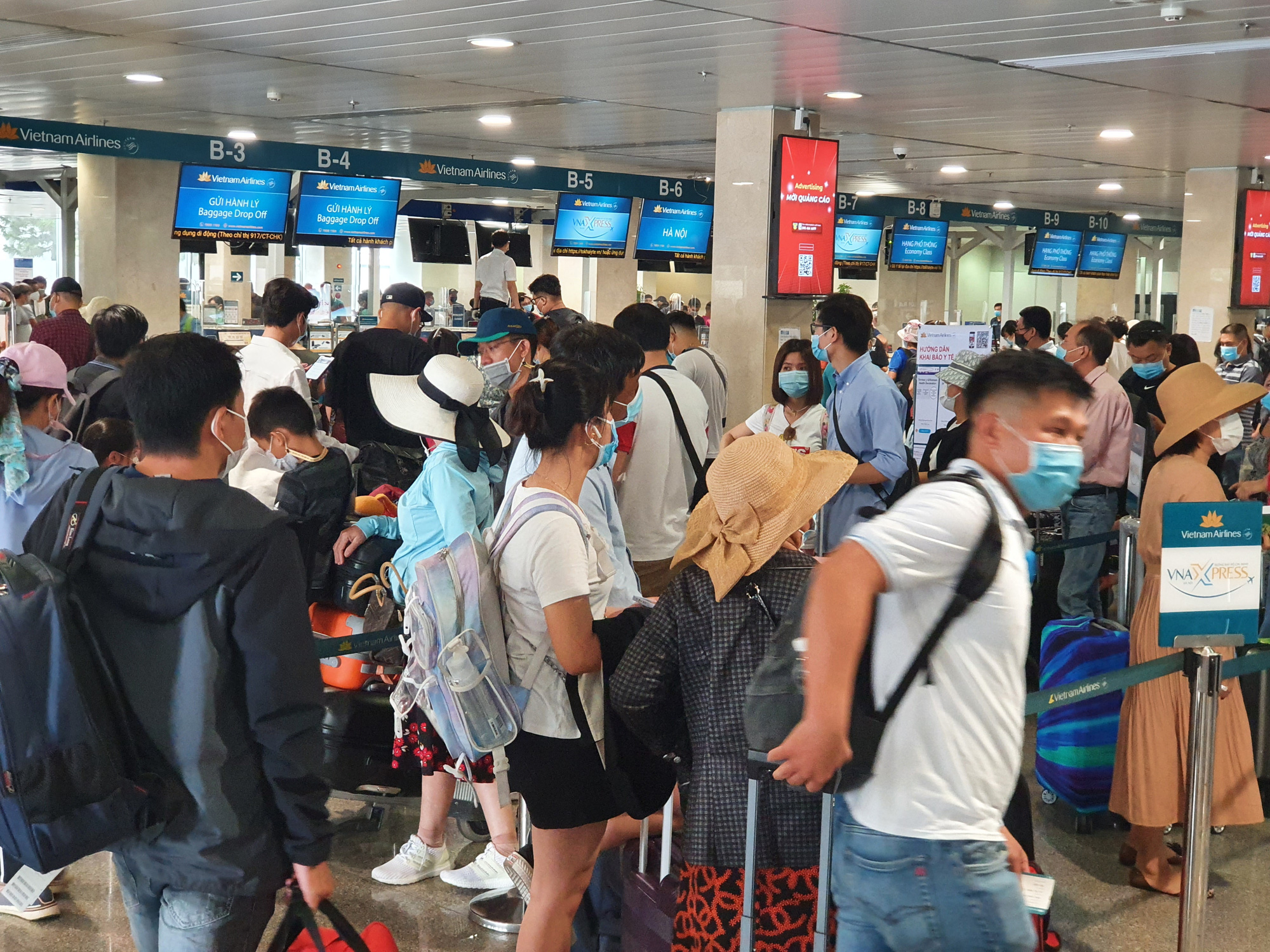 ẢNH: Người dân bắt đầu đổ về sân bay Tân Sơn Nhất về quê, đi du lịch nghỉ lễ 30/4 - Ảnh 6.