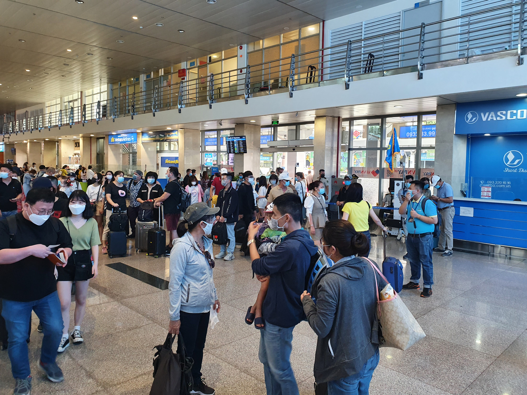 ẢNH: Người dân bắt đầu đổ về sân bay Tân Sơn Nhất về quê, đi du lịch nghỉ lễ 30/4 - Ảnh 3.