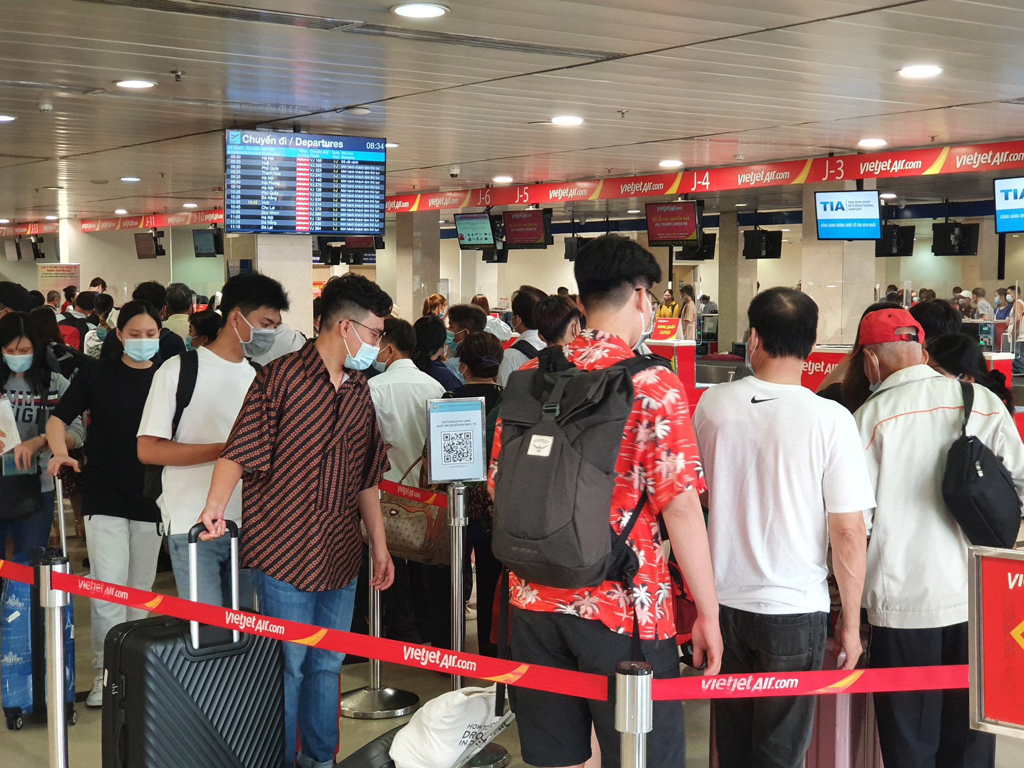 ẢNH: Người dân bắt đầu đổ về sân bay Tân Sơn Nhất về quê, đi du lịch nghỉ lễ 30/4 - Ảnh 7.