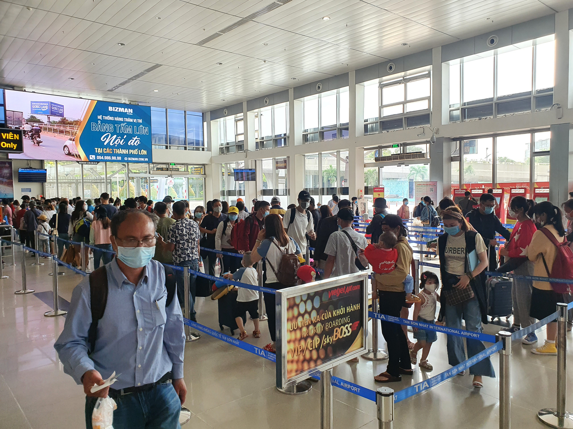 ẢNH: Người dân bắt đầu đổ về sân bay Tân Sơn Nhất về quê, đi du lịch nghỉ lễ 30/4 - Ảnh 8.