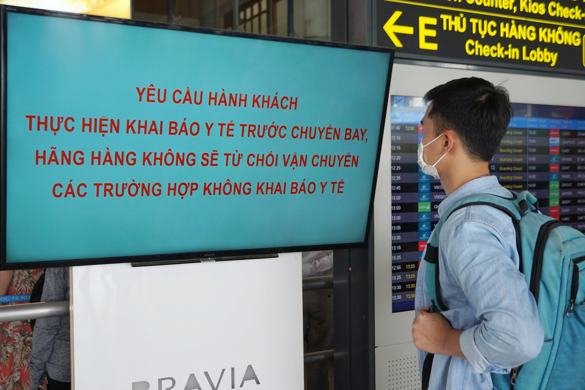 Hàng vạn hành khách xếp hàng dài chờ check-in tại sân bay Nội Bài trước ngày nghỉ lễ 30/4-1/5 - Ảnh 5.