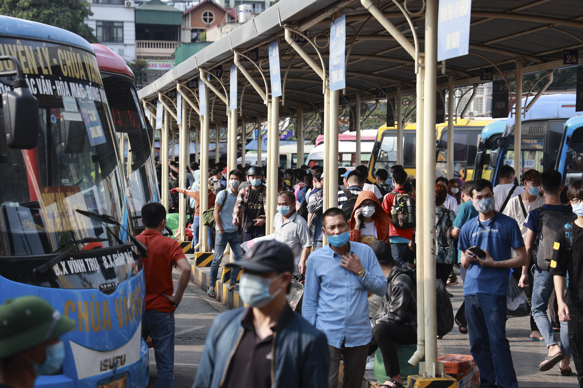 Bến xe ken đặc, người dân ùn ùn về quê dịp lễ 30/4 - Ảnh 2.