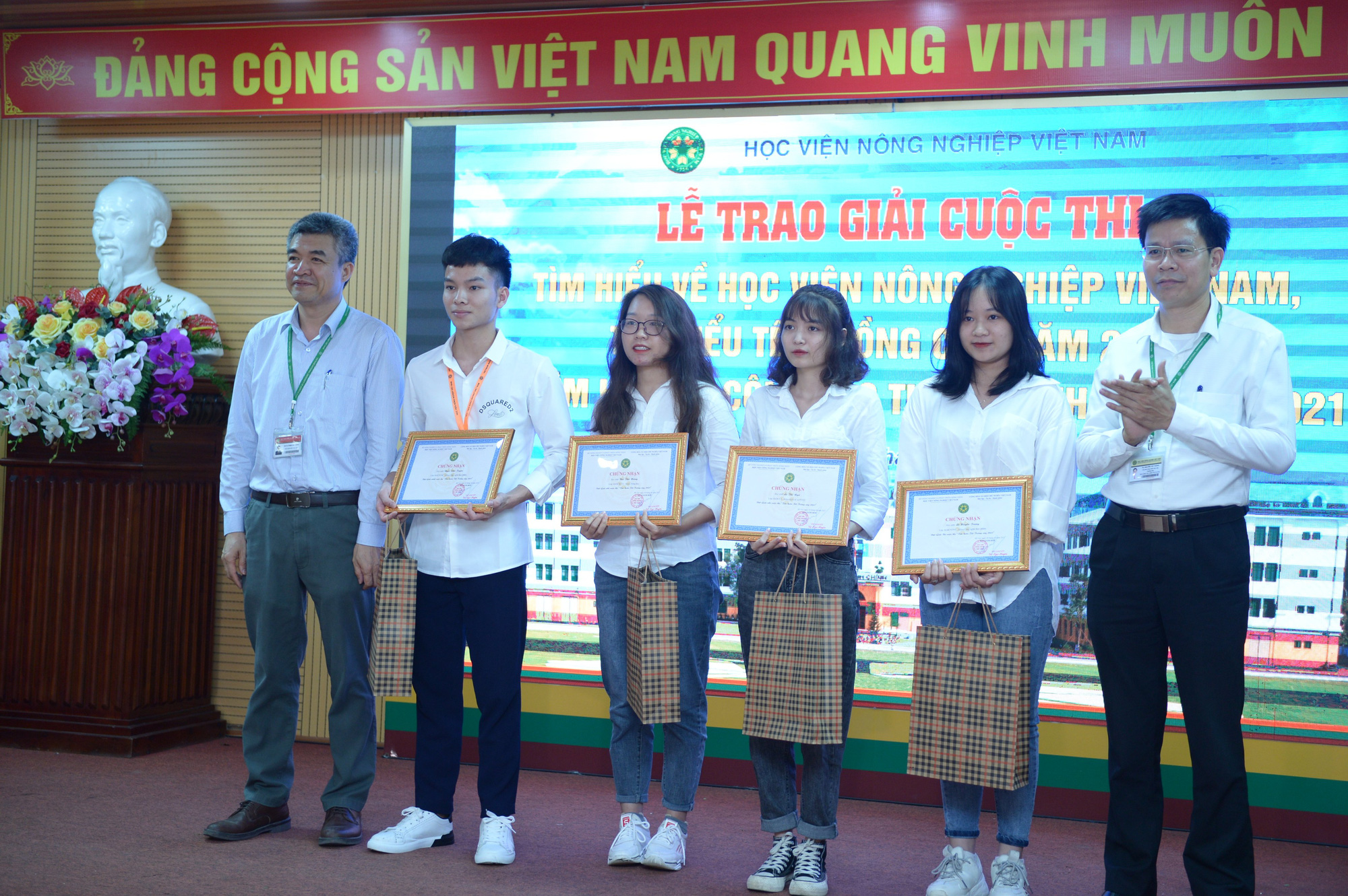 Học viện Nông nghiệp Việt Nam có ngành gì hấp dẫn mà 5.000 học sinh đua nhau tìm hiểu? - Ảnh 1.