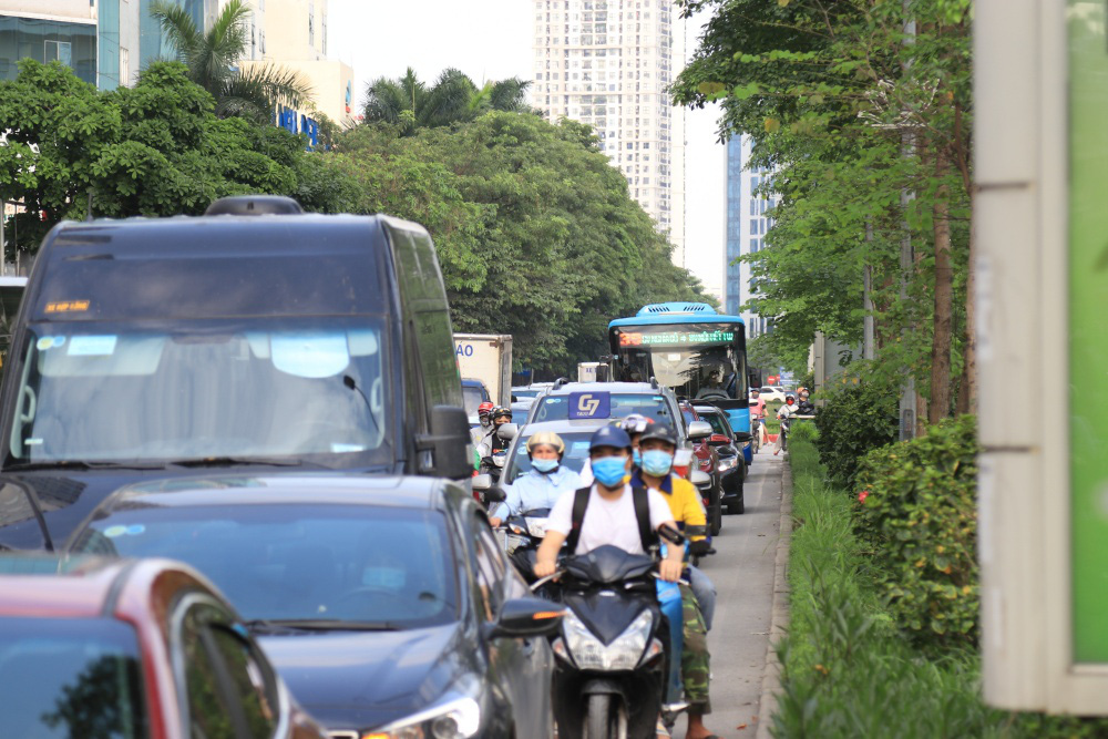 Lo dịch Covid-19, nhiều người Hà Nội chở con nhỏ đi xe máy vượt hàng trăm km về quê nghỉ lễ 30/4-1/5 - Ảnh 6.
