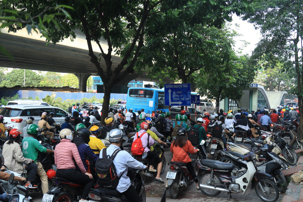 Lo dịch Covid-19, nhiều người Hà Nội chở con nhỏ đi xe máy vượt hàng trăm km về quê nghỉ lễ 30/4-1/5 - Ảnh 14.