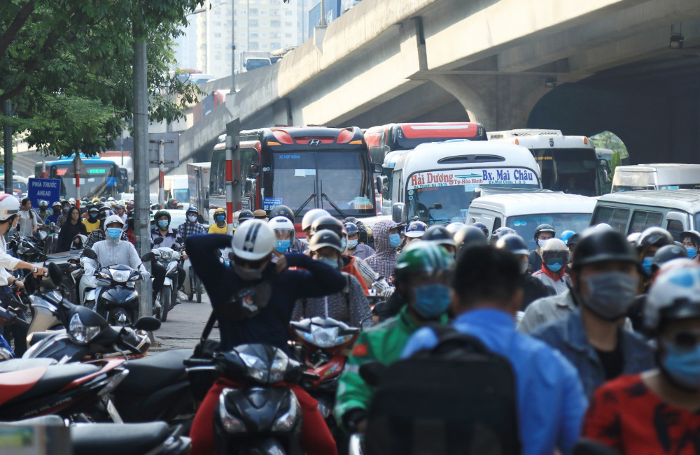 Lo dịch Covid-19, nhiều người Hà Nội chở con nhỏ đi xe máy vượt hàng trăm km về quê nghỉ lễ 30/4-1/5 - Ảnh 13.