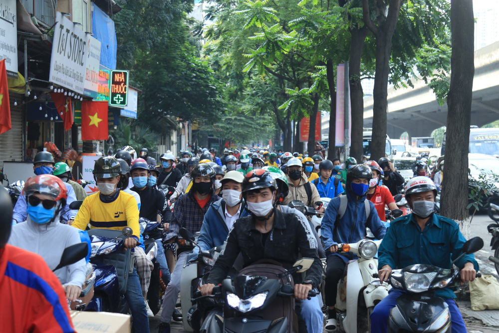 Lo dịch Covid-19, nhiều người Hà Nội chở con nhỏ đi xe máy vượt hàng trăm km về quê nghỉ lễ 30/4-1/5 - Ảnh 11.