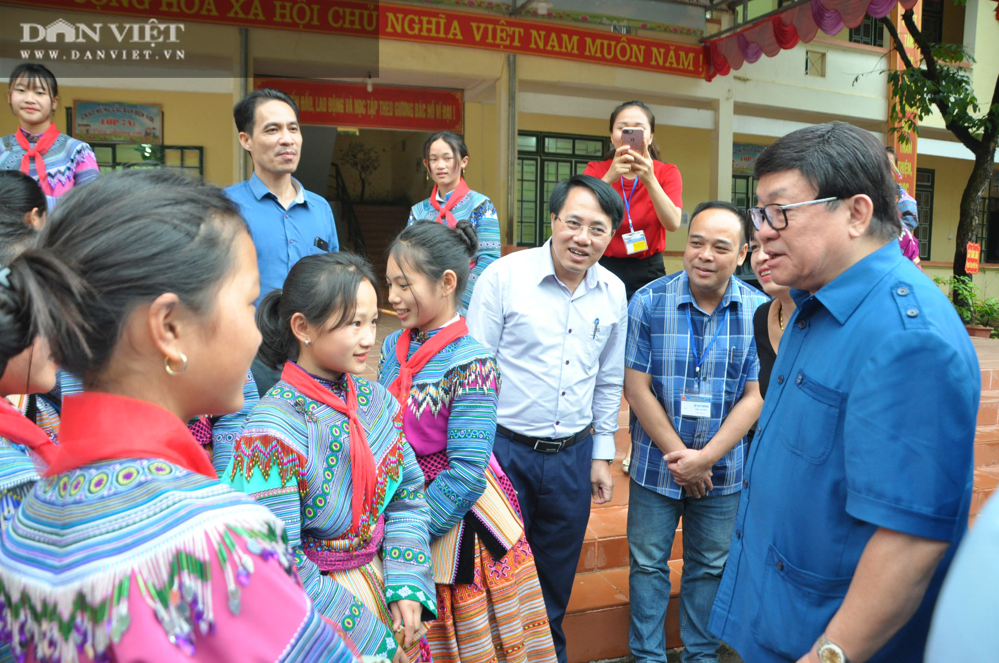 Chủ tịch Hội Nông dân Việt Nam thăm, tặng quà cho giáo viên, học sinh vùng cao Lào Cai - Ảnh 4.