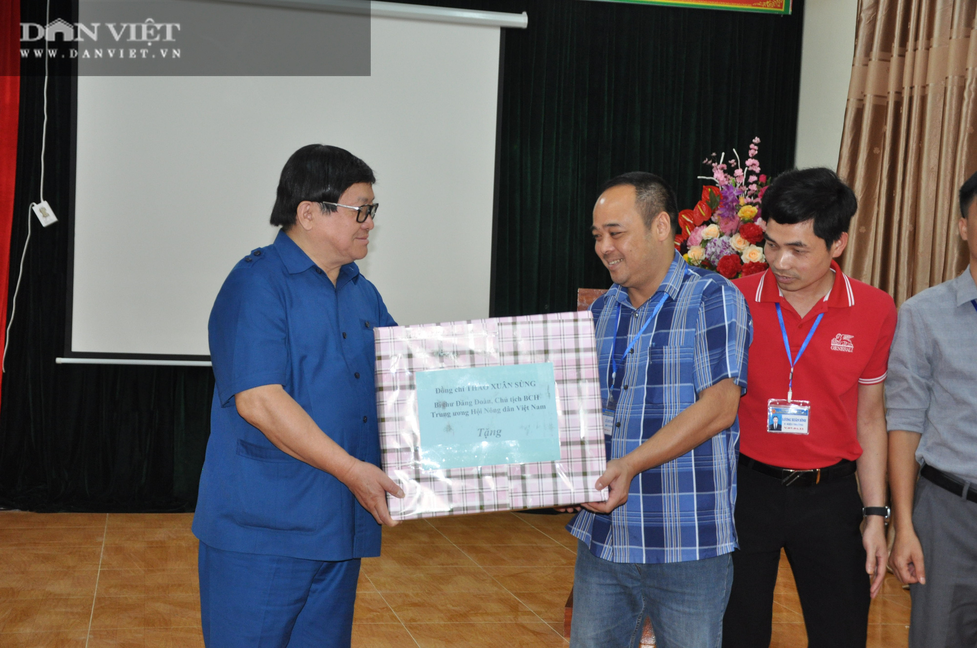 Chủ tịch Hội Nông dân Việt Nam thăm, tặng quà cho giáo viên, học sinh vùng cao Lào Cai - Ảnh 5.