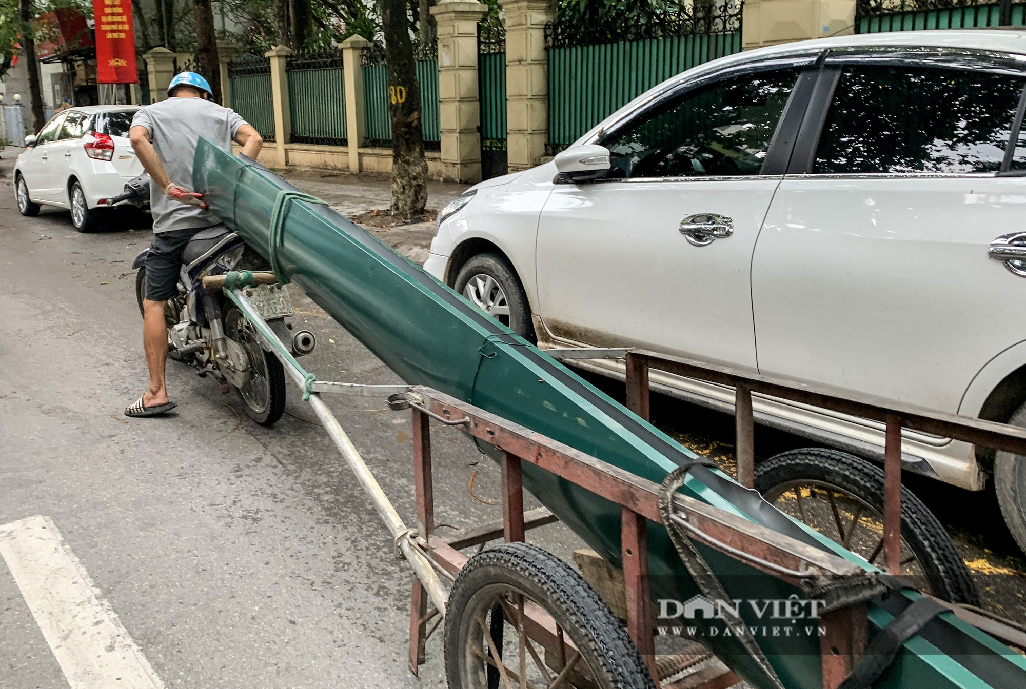Loạt hung thần chở hàng cồng kềnh lộng hành đường phố Hà Nội - Ảnh 5.