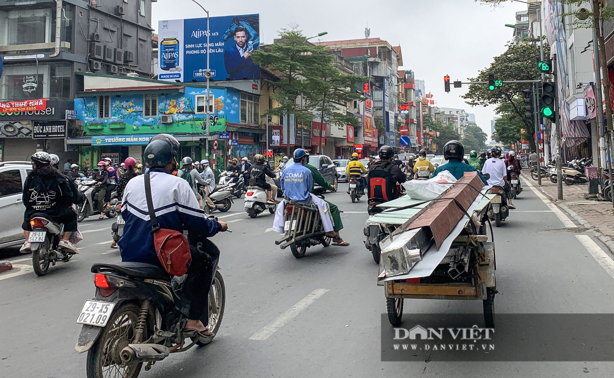 Loạt hung thần chở hàng cồng kềnh lộng hành đường phố Hà Nội - Ảnh 11.