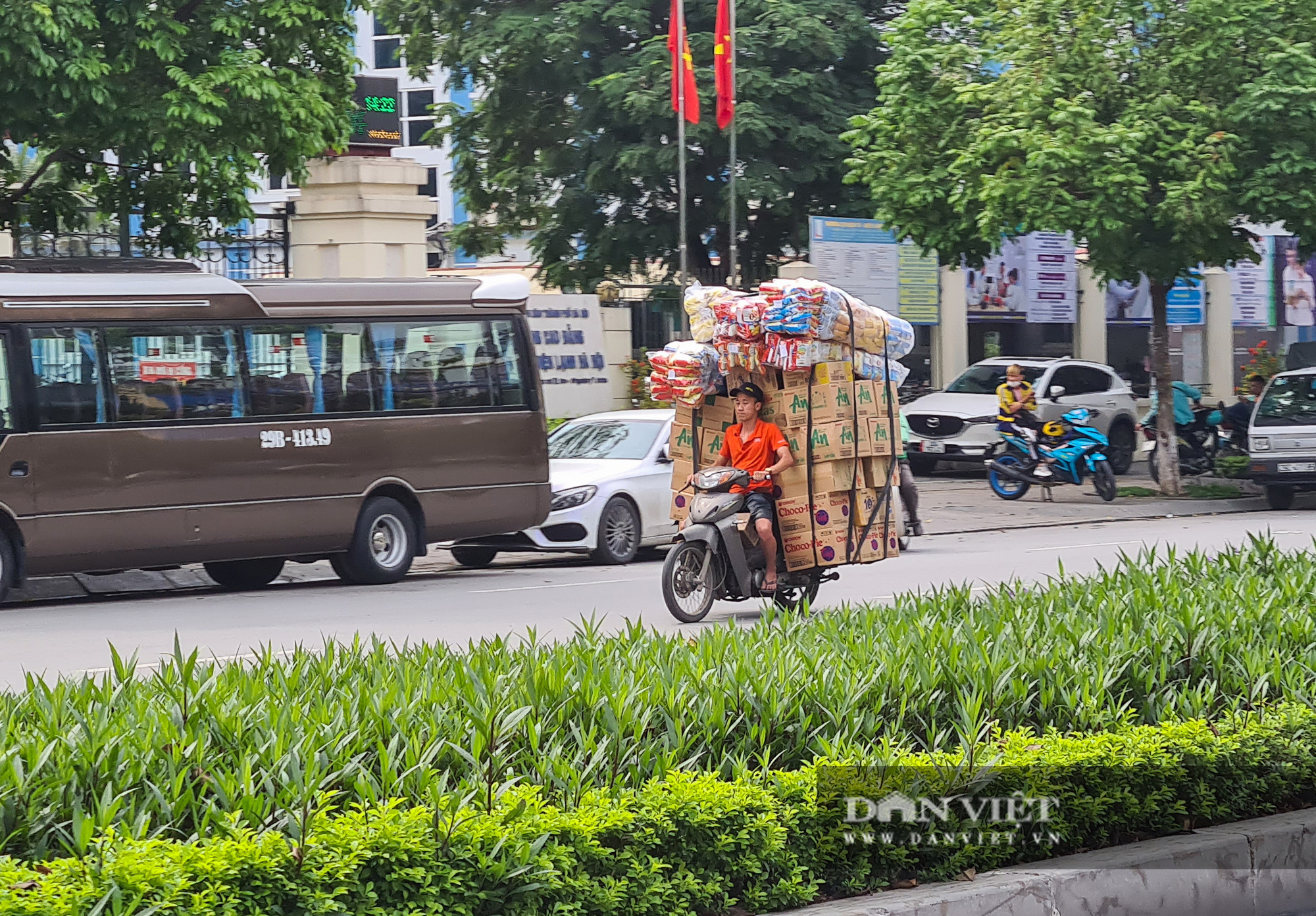 Loạt hung thần chở hàng cồng kềnh lộng hành đường phố Hà Nội - Ảnh 4.