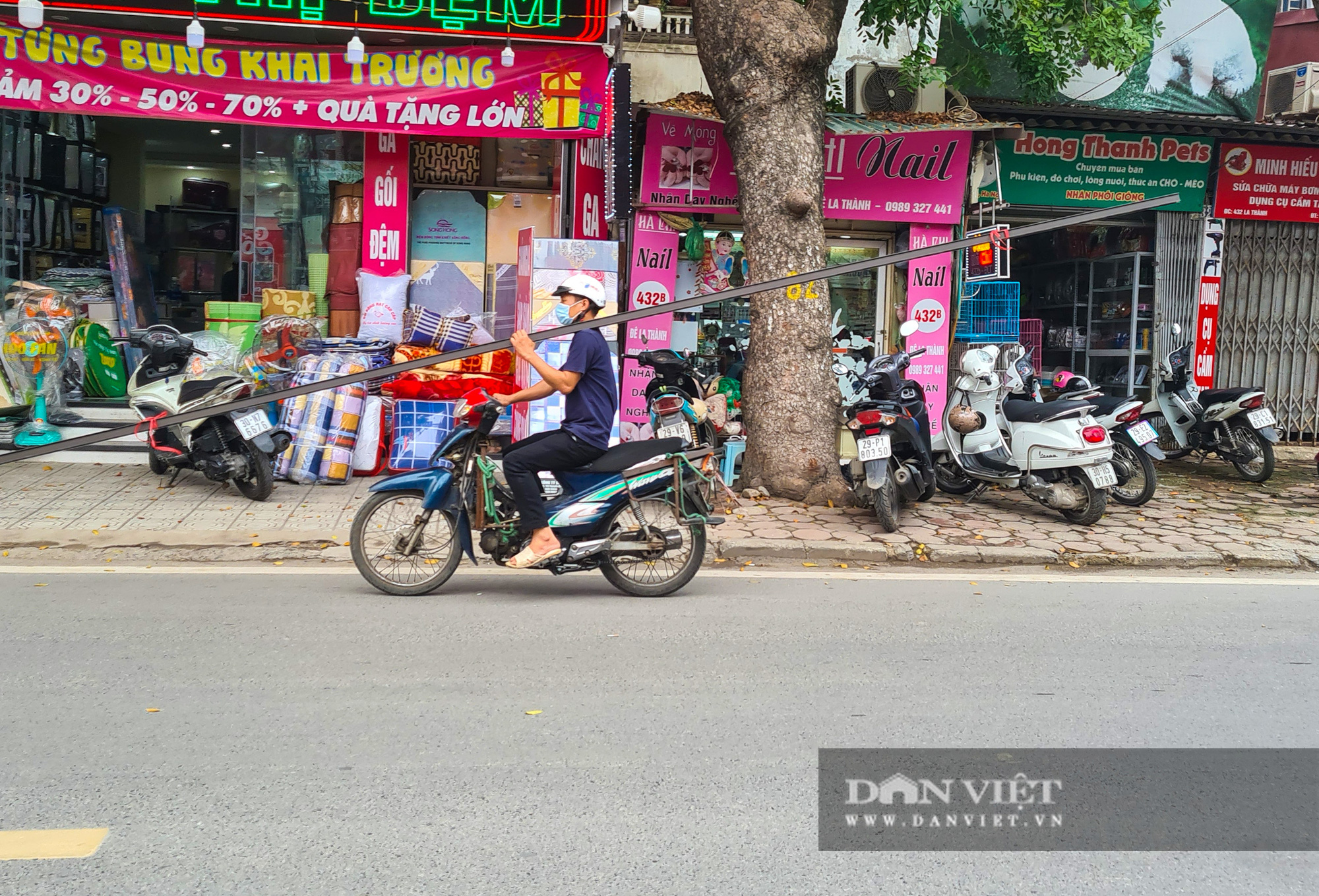 Loạt hung thần chở hàng cồng kềnh lộng hành đường phố Hà Nội - Ảnh 6.