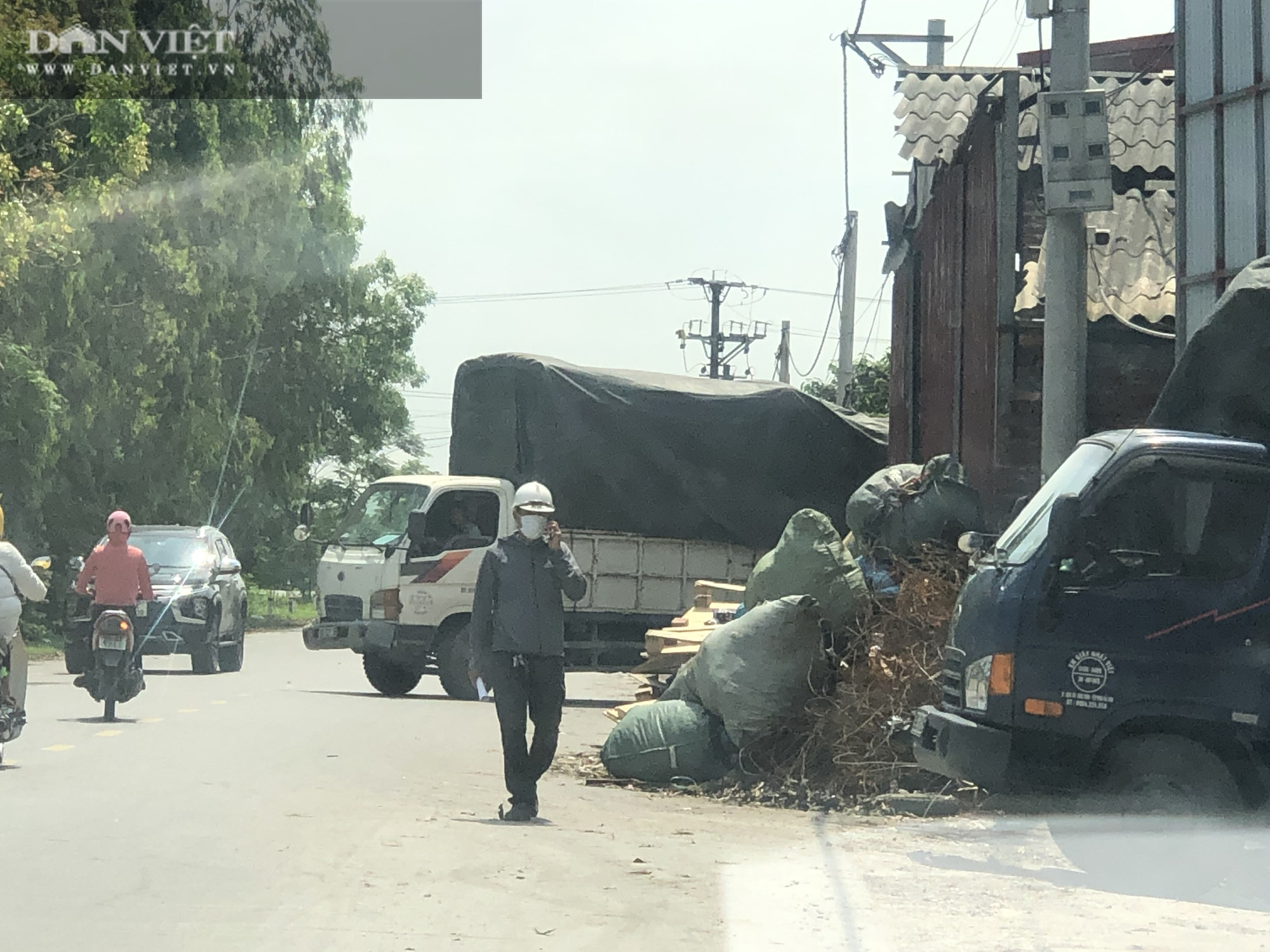 Ô nhiễm ở Phong Khê: Bị yêu cầu đóng cửa, Công ty Viphaco vẫn cố tình sản xuất, dọa đập máy ảnh của phóng viên - Ảnh 3.