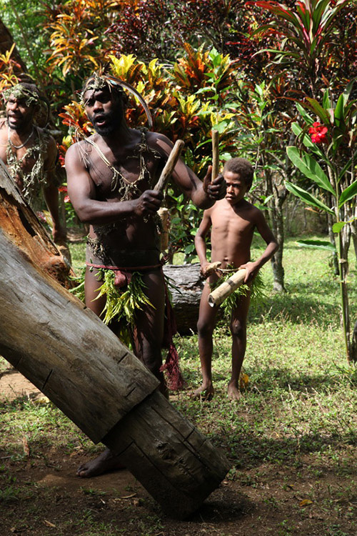 Phục trang tối giản với chiếc “vỏ bọc của quý” trứ danh của đàn ông Vanuatu - Ảnh 6.