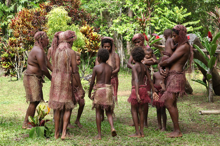 Phục trang tối giản với chiếc “vỏ bọc của quý” trứ danh của đàn ông Vanuatu - Ảnh 7.