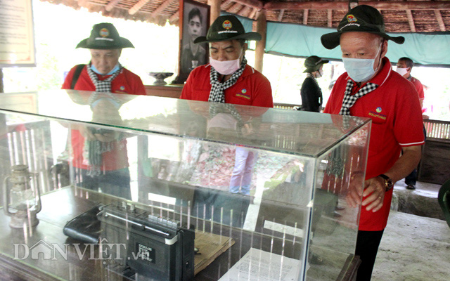 Cán bộ lãnh đạo Hội nông các thời kỳ tham quan kỷ vật lưu niệm của nguyên Tổng bí thư Nguyễn Văn Linh