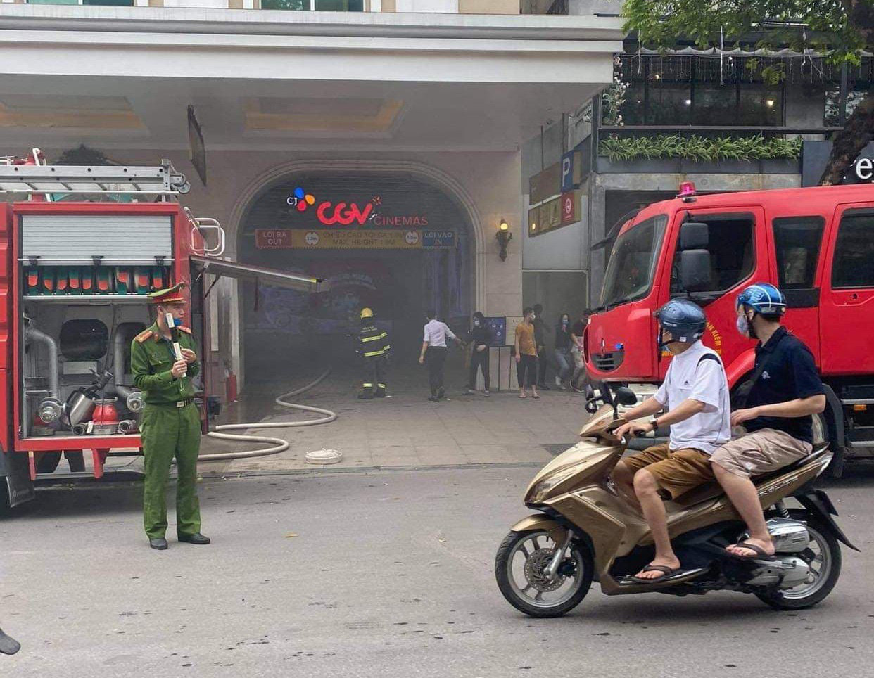 Xe ô tô bốc cháy dưới tầng hầm Tràng Tiền Plaza, nhiều thượng khách hốt hoảng chạy ra ngoài - Ảnh 1.