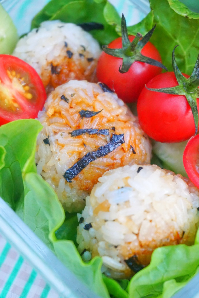 Thử làm cơm nắm rong biển sốt đậu nành kiểu Nhật vừa đẹp vừa ngon miệng - Ảnh 1.