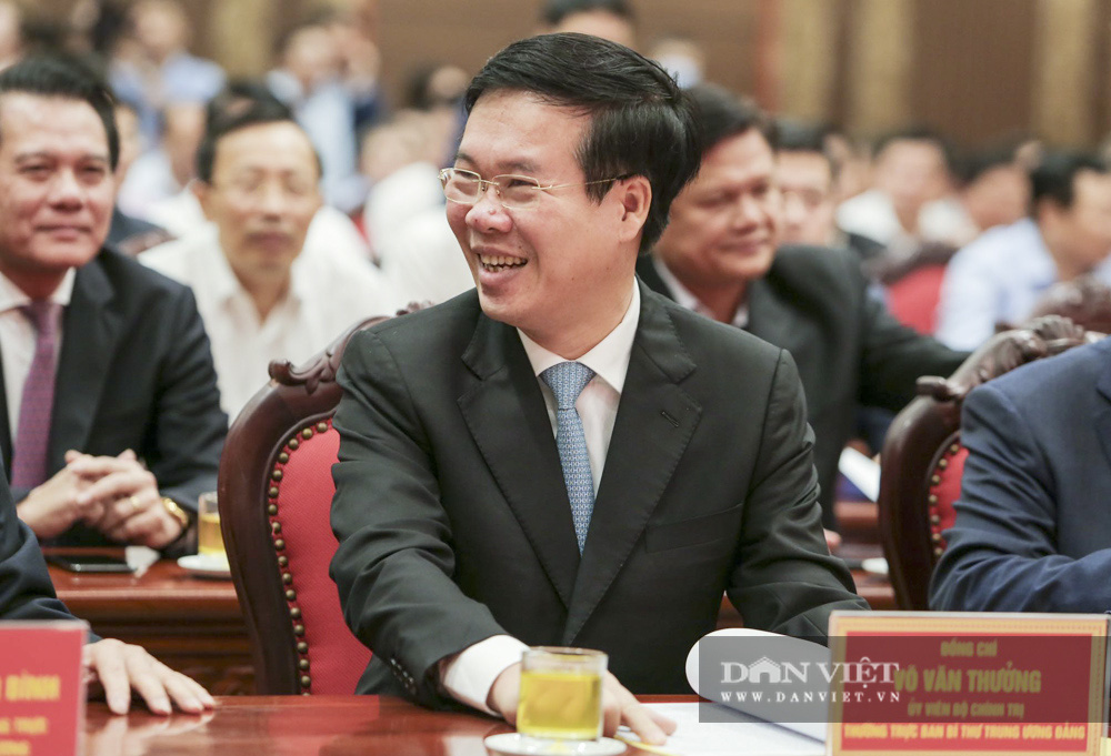 Ảnh: Ông Vương Đình Huệ chúc mừng tân tân Bí thư Thành ủy Hà Nội Đinh Tiến Dũng - Ảnh 9.
