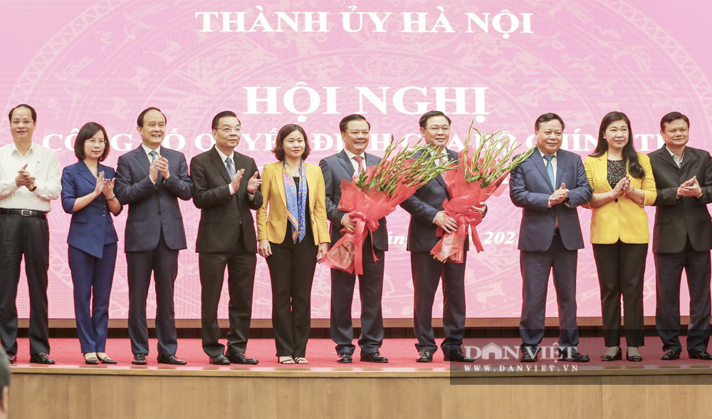 Ảnh: Ông Vương Đình Huệ chúc mừng tân tân Bí thư Thành ủy Hà Nội Đinh Tiến Dũng - Ảnh 10.