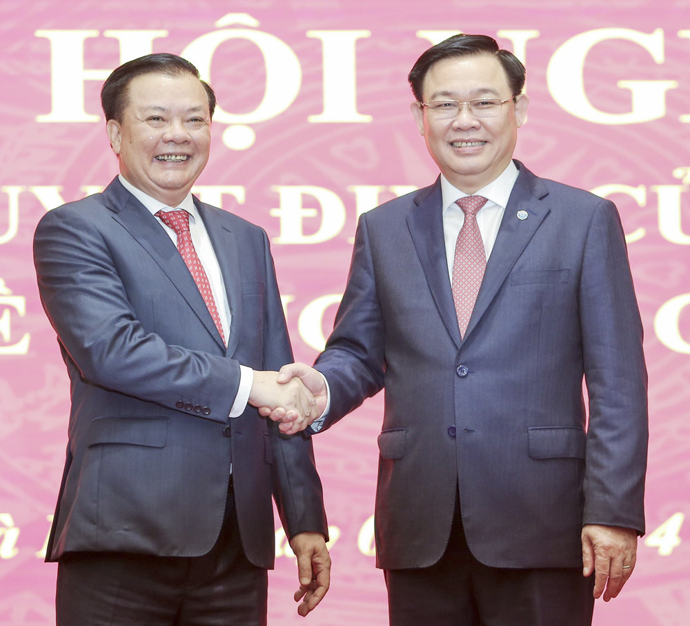Ảnh: Ông Vương Đình Huệ chúc mừng tân tân Bí thư Thành ủy Hà Nội Đinh Tiến Dũng - Ảnh 7.