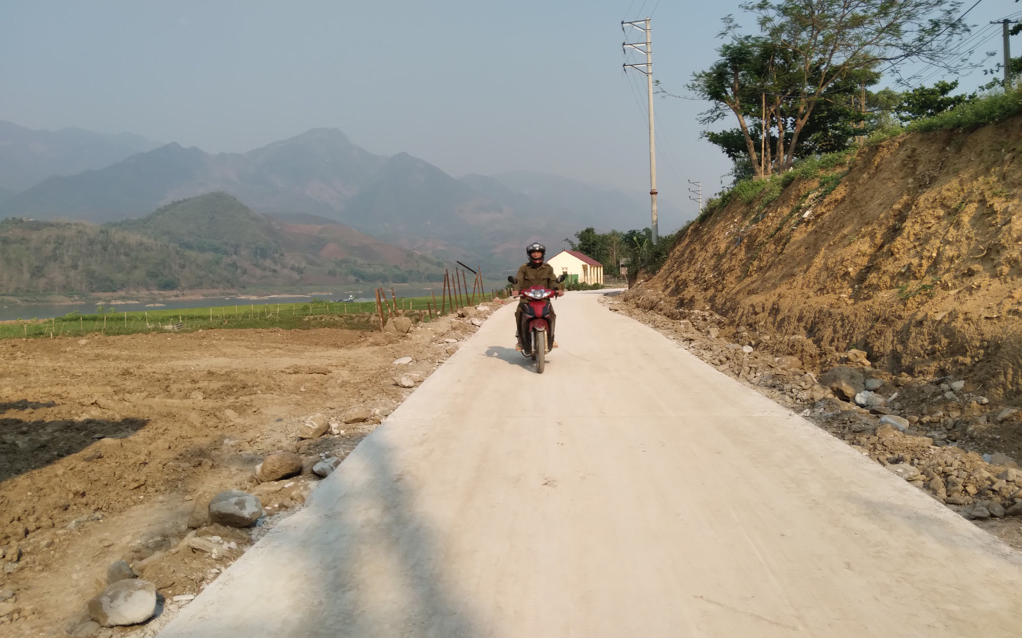 Hiệu quả phong trào hiến đất làm đường giao thông nông thôn ở Chiềng Hoa