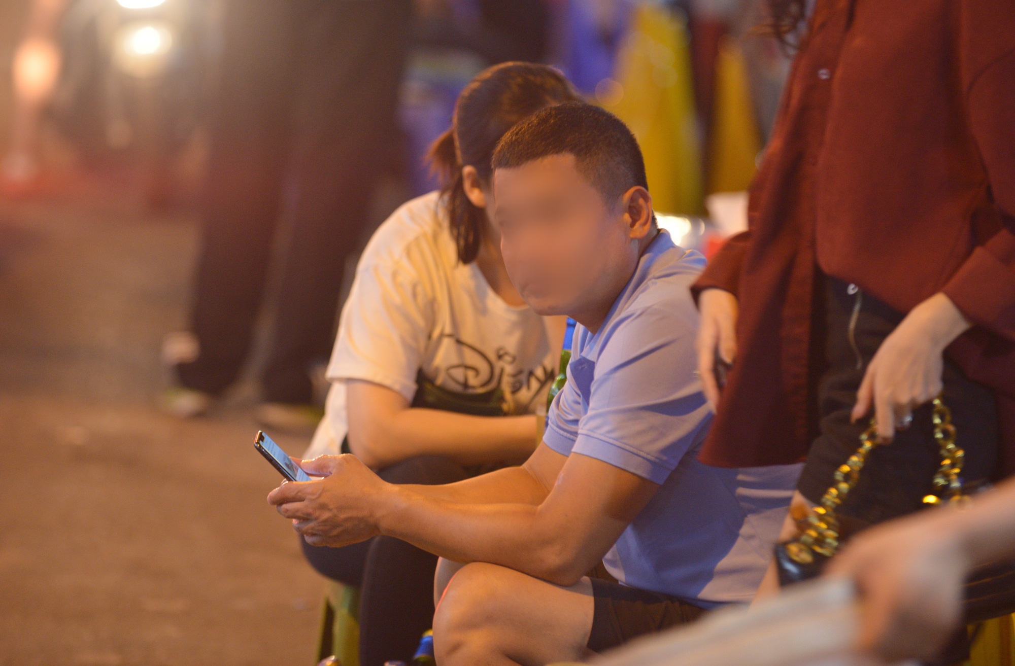 Bất chấp dịch Covid-19, phố Tạ Hiện tấp nập khách lúc nửa đêm, nhiều người &quot;quên&quot; đeo khẩu trang - Ảnh 7.