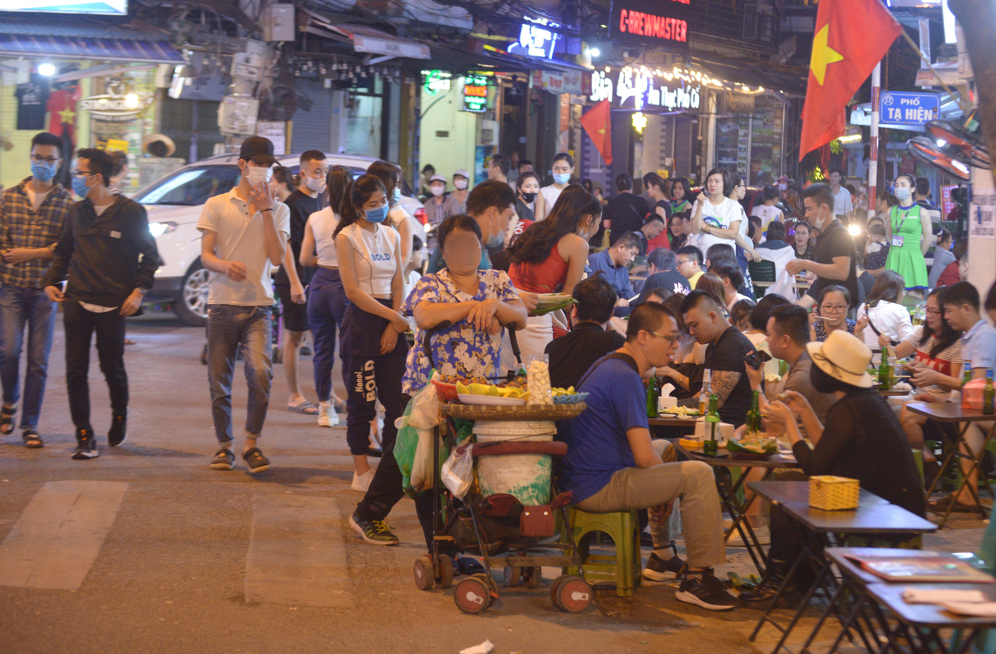 Bất chấp dịch Covid-19, phố Tạ Hiện tấp nập khách lúc nửa đêm, nhiều người &quot;quên&quot; đeo khẩu trang - Ảnh 9.