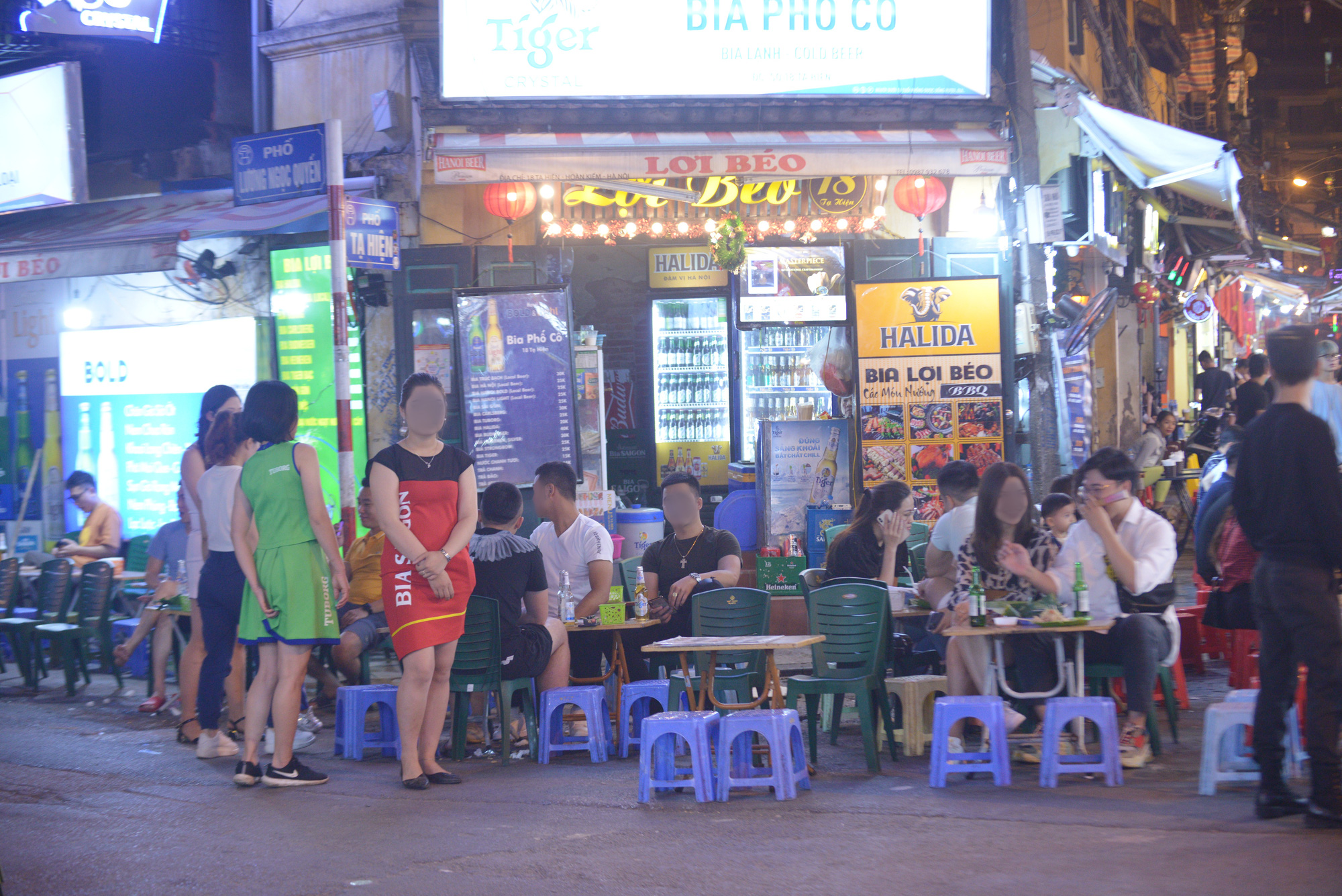 Bất chấp dịch Covid-19, phố Tạ Hiện tấp nập khách lúc nửa đêm, nhiều người &quot;quên&quot; đeo khẩu trang - Ảnh 6.