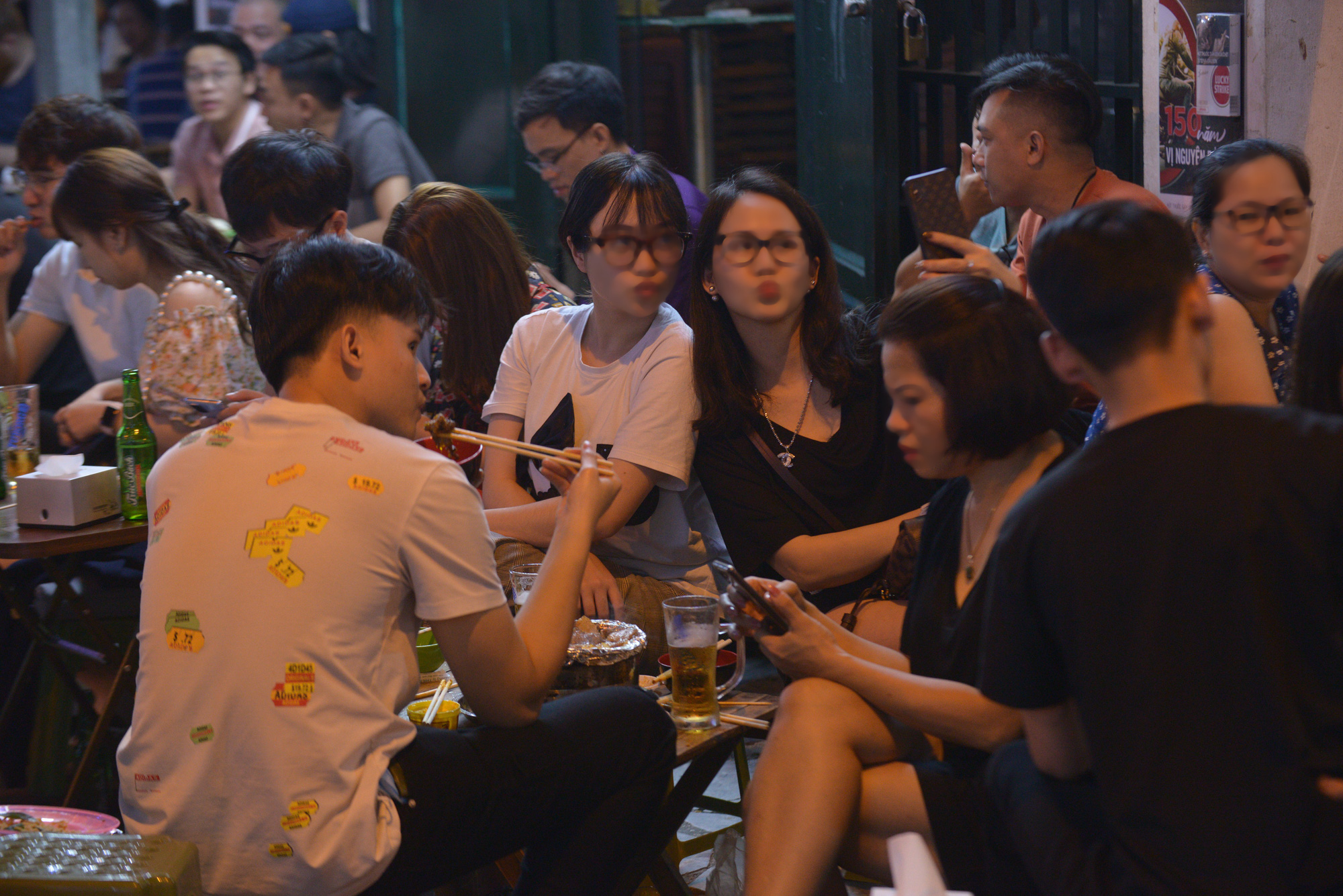 Bất chấp dịch Covid-19, phố Tạ Hiện tấp nập khách lúc nửa đêm, nhiều người &quot;quên&quot; đeo khẩu trang - Ảnh 5.
