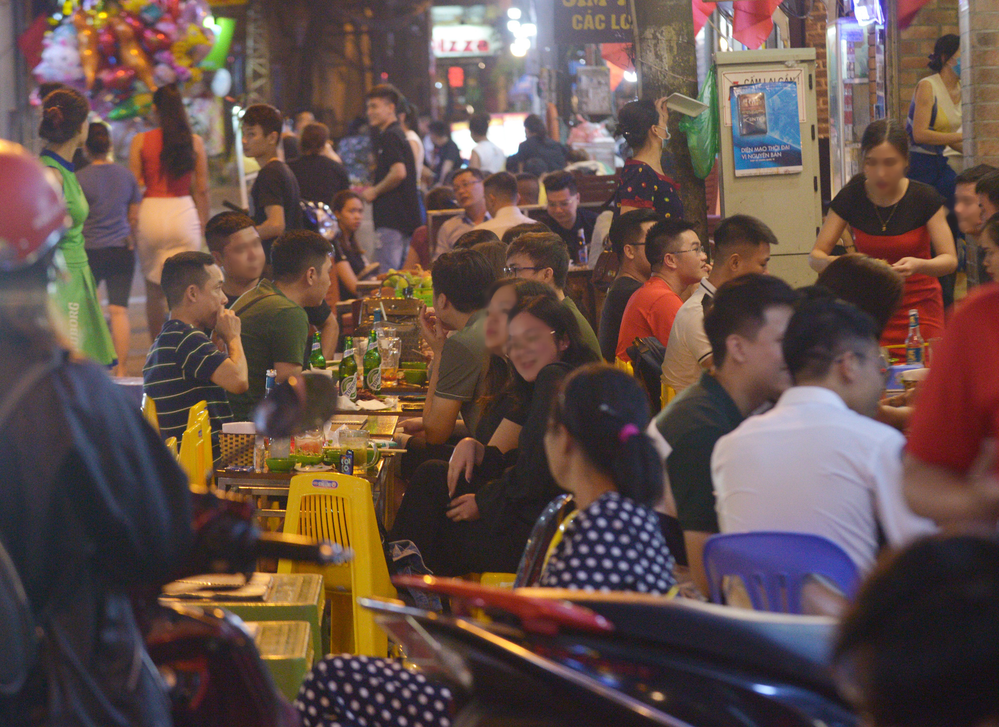 Bất chấp dịch Covid-19, phố Tạ Hiện tấp nập khách lúc nửa đêm, nhiều người &quot;quên&quot; đeo khẩu trang - Ảnh 3.