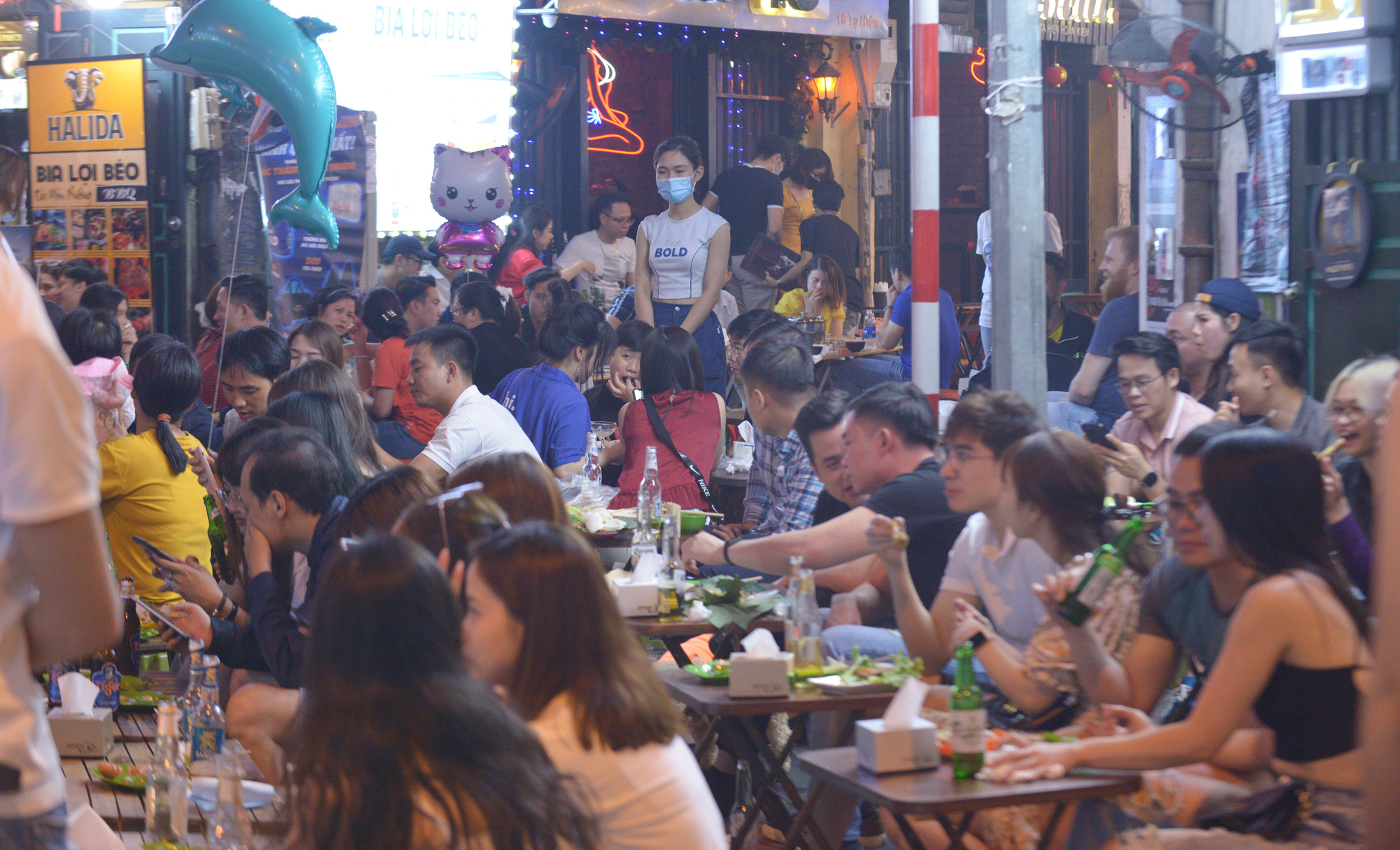Bất chấp dịch Covid-19, phố Tạ Hiện tấp nập khách lúc nửa đêm, nhiều người &quot;quên&quot; đeo khẩu trang - Ảnh 1.