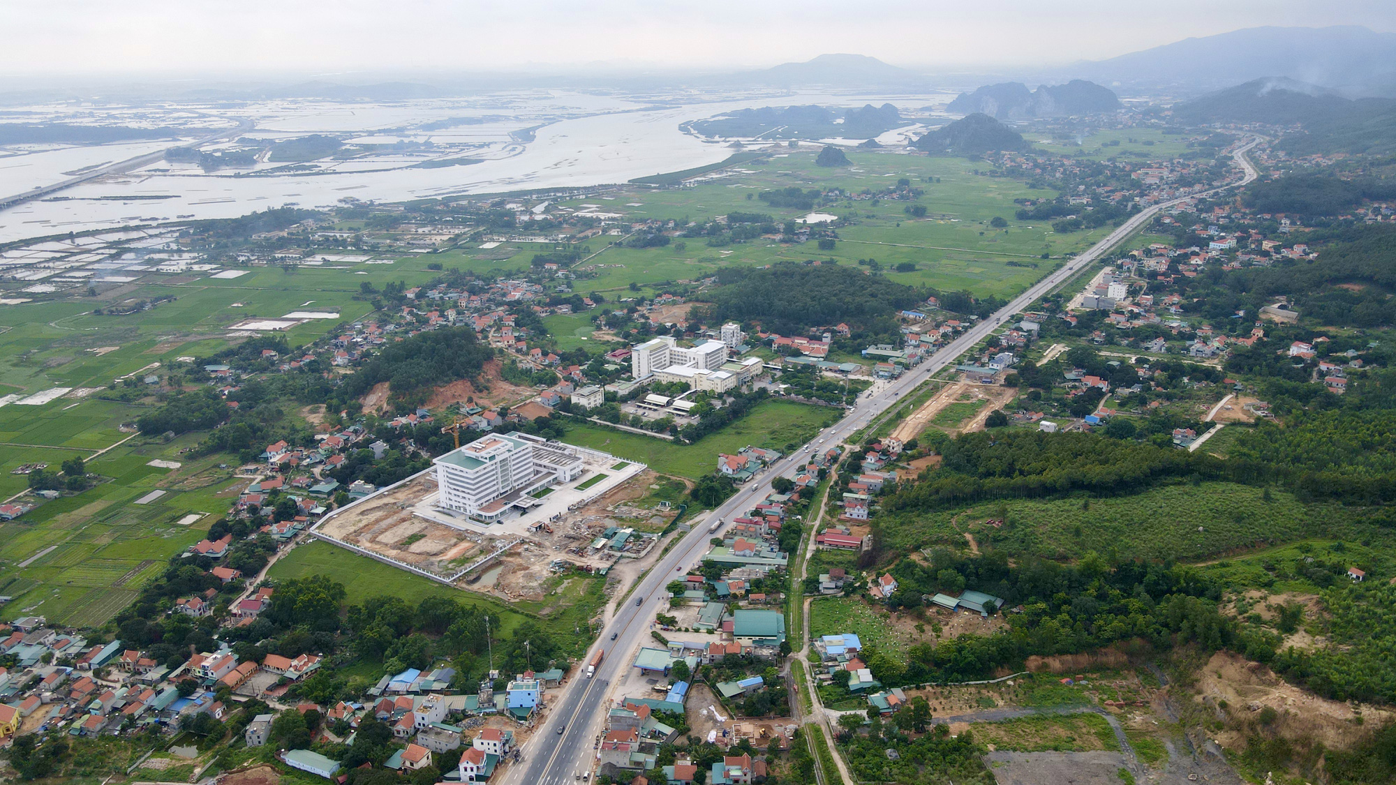 Chiêm ngưỡng nút giao hình cánh hoa khổng lồ hơn 400 tỷ đồng hoành tráng nhất Quảng Ninh - Ảnh 5.